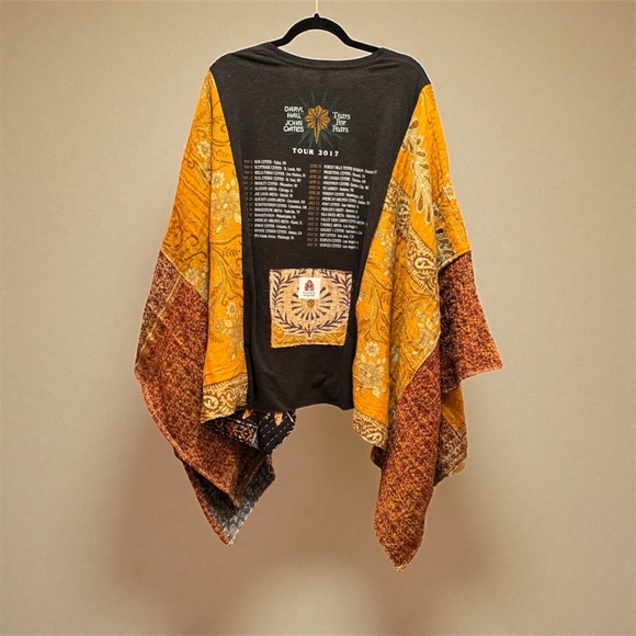 HALL & OATS BAND Tee Poncho Kantha w Pockets Handmade One Of A Kind Upcycled - Picture 3 of 3